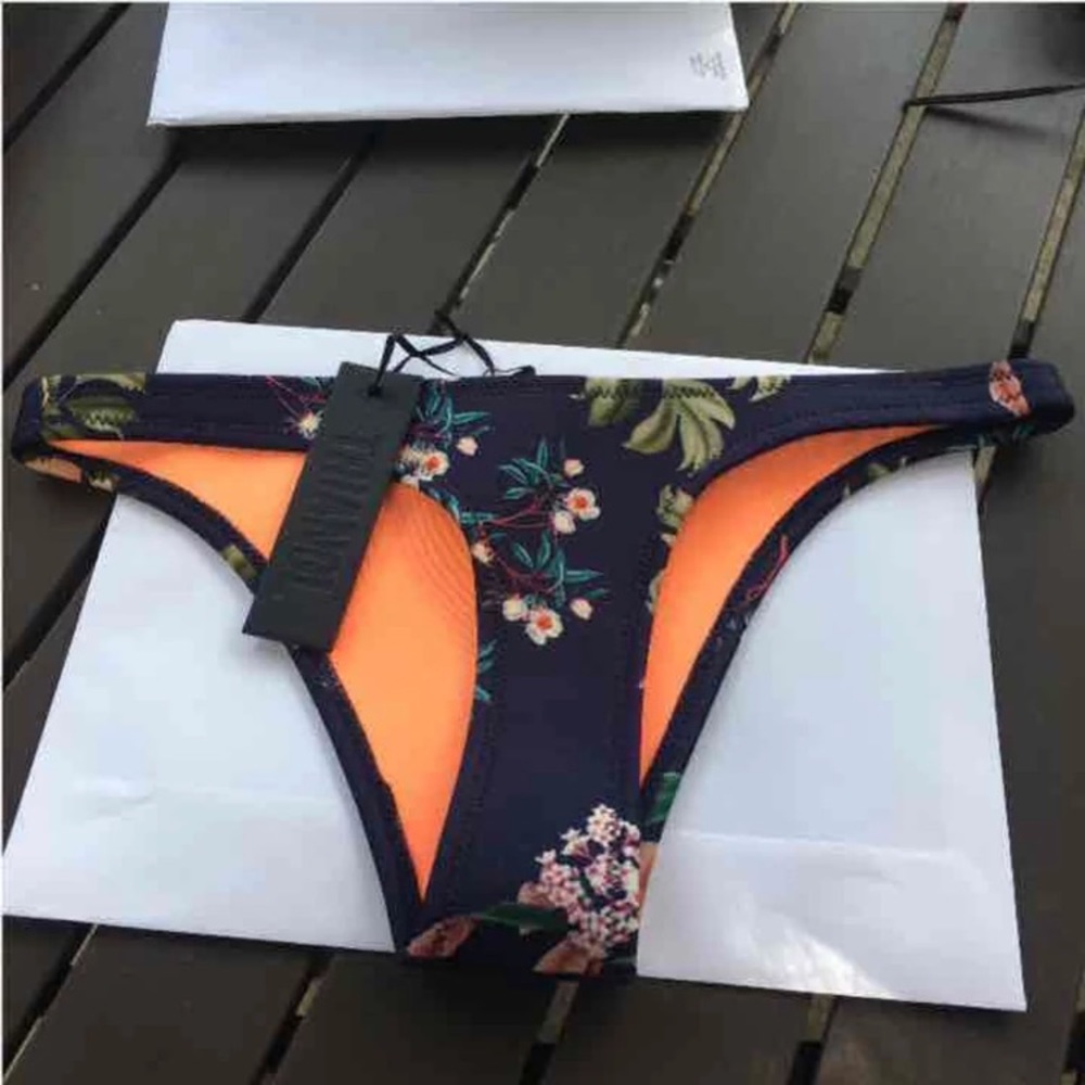 AUTHENTIC Traingl Delphine Bottoms